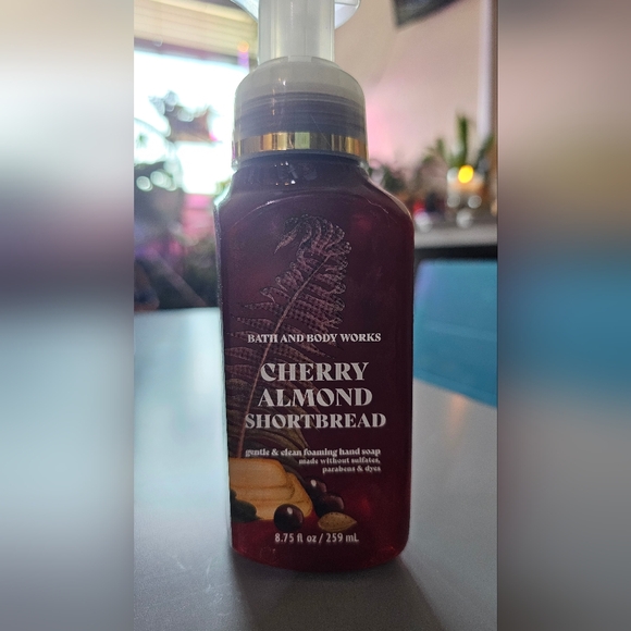Cherry almond shortbread foaming hand soap - Picture 1 of 2